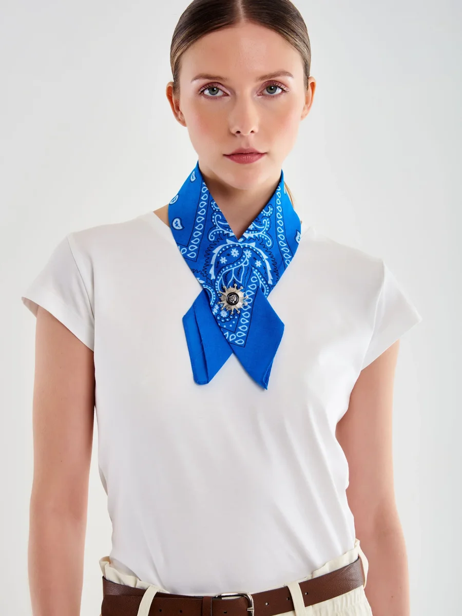 T.SHIRT CON BANDANA E SPILLA - VICOLO - immagine 2