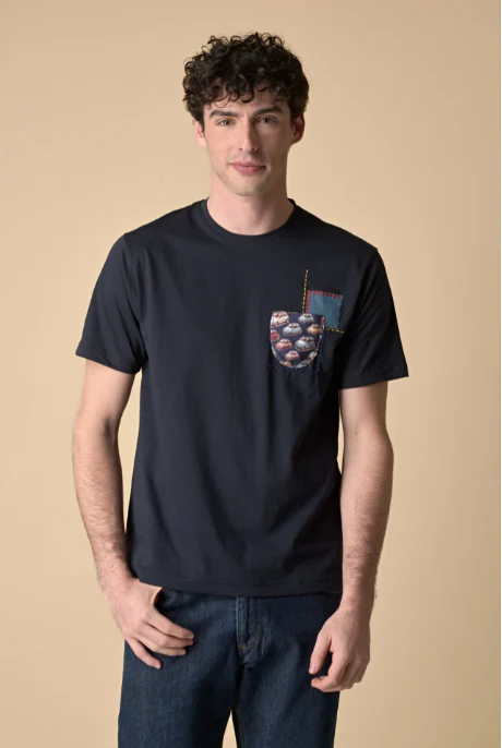 T-SHIRT BLU CON TASCHINO E PATCH RICAMATO IN TESSUTO - V2 - immagine 2