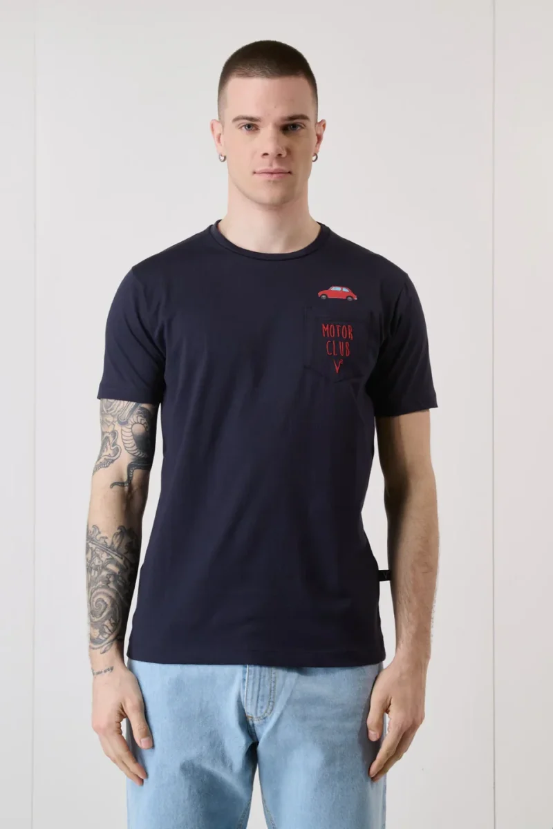 T-SHIRT CON STAMPA, TASCHINO CON RICAMO E INTERNO COLLO IN TESSUTO - V2 - immagine 2