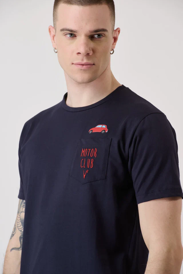 T-SHIRT CON STAMPA, TASCHINO CON RICAMO E INTERNO COLLO IN TESSUTO - V2 - immagine 4