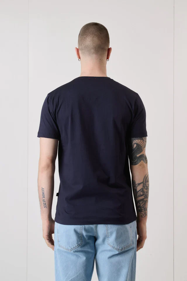 T-SHIRT CON STAMPA, TASCHINO CON RICAMO E INTERNO COLLO IN TESSUTO - V2 - immagine 5